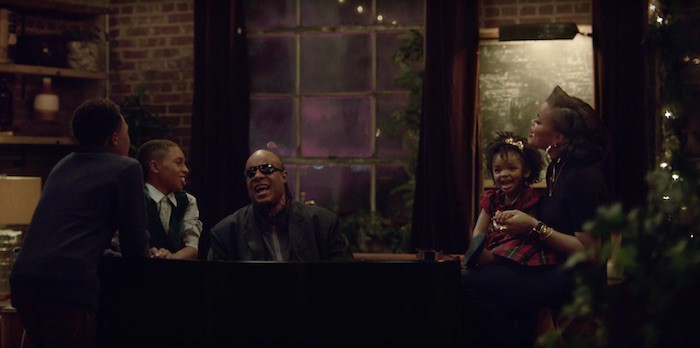 Stevie Wonder y Andra Daye protagonizan el anuncio de navidad de Apple