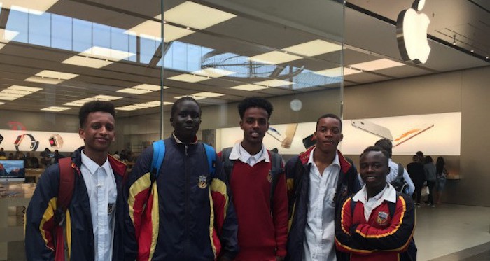 Un grupo de estudiantes negros son expulsados de una Apple Store en Australia «porque podían robar algo»