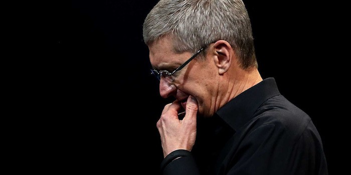 Tim Cook podría ir a la cárcel si Apple sigue negándose a cooperar con el FBI, y aunque le conviene, probablemente no iría