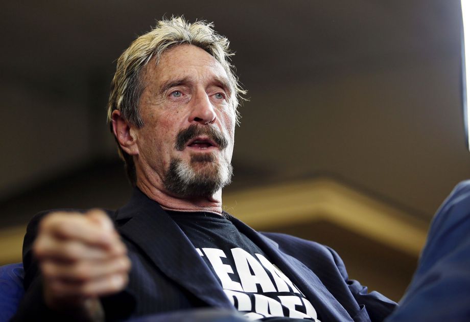 John McAfee se ofrece a descifrar el iPhone de San Bernardino (O se come su propio zapato)