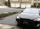 Ya puedes sacar el coche del garaje con tu Apple Watch… si tienes un Tesla
