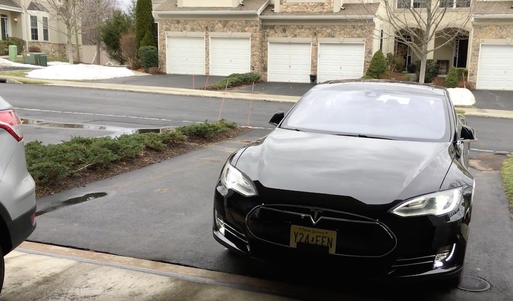 Ya puedes sacar el coche del garaje con tu Apple Watch… si tienes un Tesla