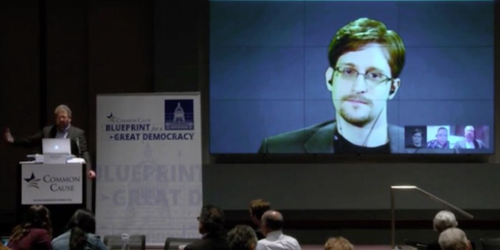 Edward Snowden asegura que el FBI no necesita a Apple para acceder al iPhone de San Bernardino