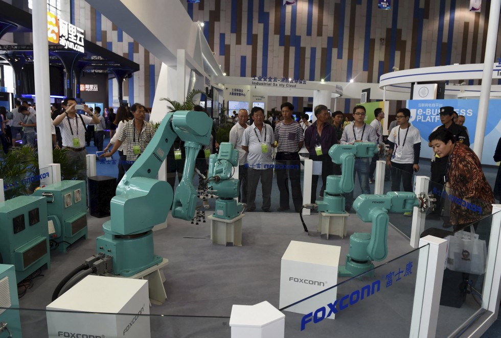 Foxconn sustituye a sesenta mil de sus trabajadores por robots