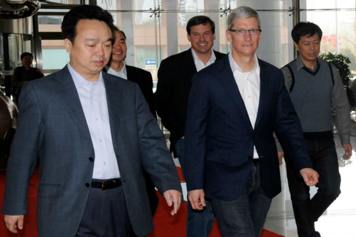 Tim cook viaja a China para acercar posturas con el gobierno local