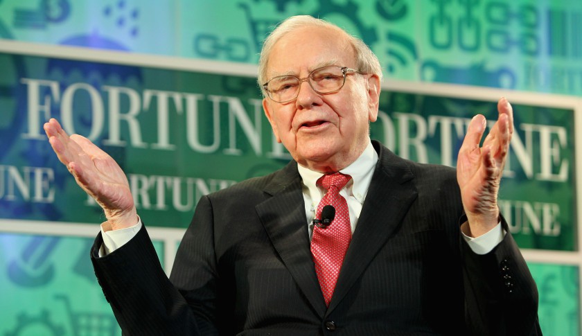 Unos van y otros vienen: Warren Buffet invierte mil millones en acciones de Apple