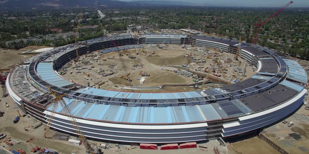 El Campus 2 de Apple empieza a ver la luz (y nunca mejor dicho)