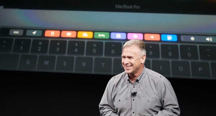 Phil Schiller explica por qué se ha eliminado el lector de tarjetas pero se mantiene el jack de 3.5mm en los nuevos MacBook Pro