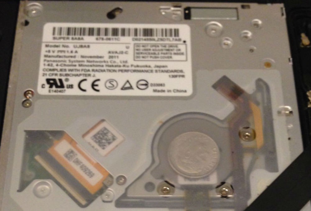 El misterio de las monedas que aparecen dentro de algunos MacBook ¿Quién las ha puesto ahí?