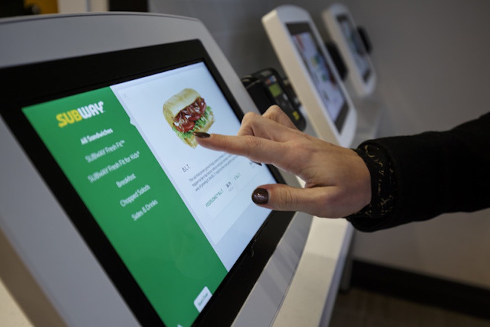 Pantallas táctiles y Apple Pay: Así serán los restaurantes «Fast food» en no mucho tiempo