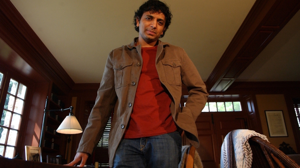 M. Night Shyamalan ficha por Apple