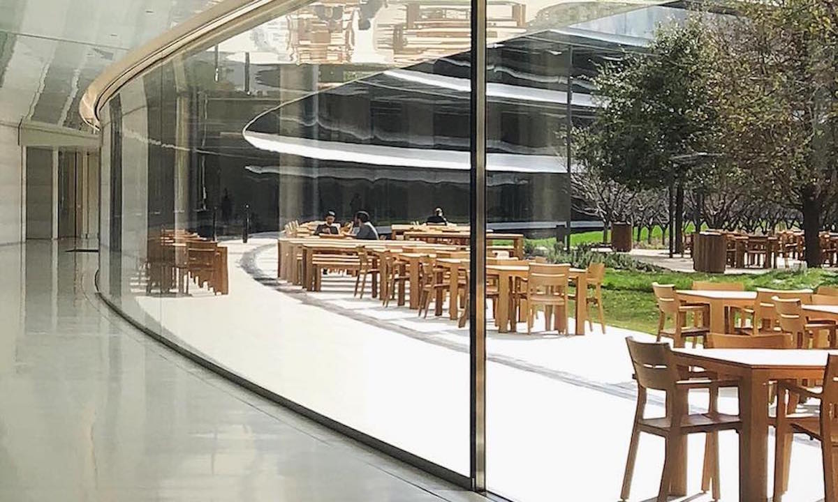 ¡Poca broma! Salen a la luz algunas de las llamadas a emergencias por lesiones de los empleados de Apple Park al chocarse con las cristaleras