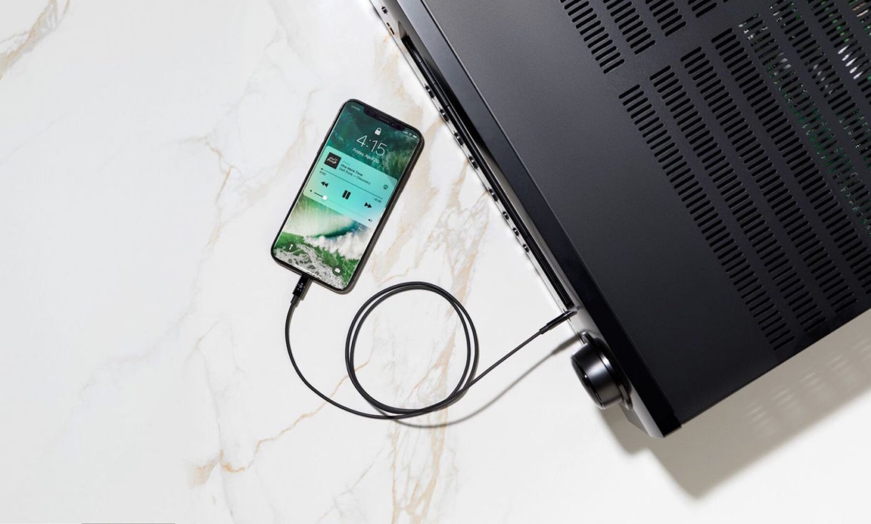 Belkin pone a la venta un cable Lightning a Jack de 3.5mm para que puedas conectar el iPhone a tu viejo equipo de música, o al sistema de audio del coche