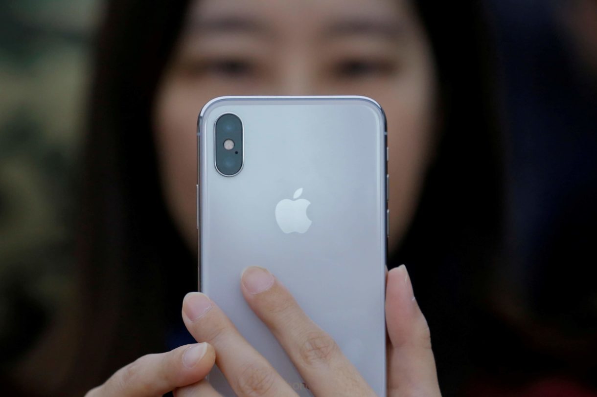 Cómo China aprovechó una vulnerabilidad del iPhone para controlar a parte de su población