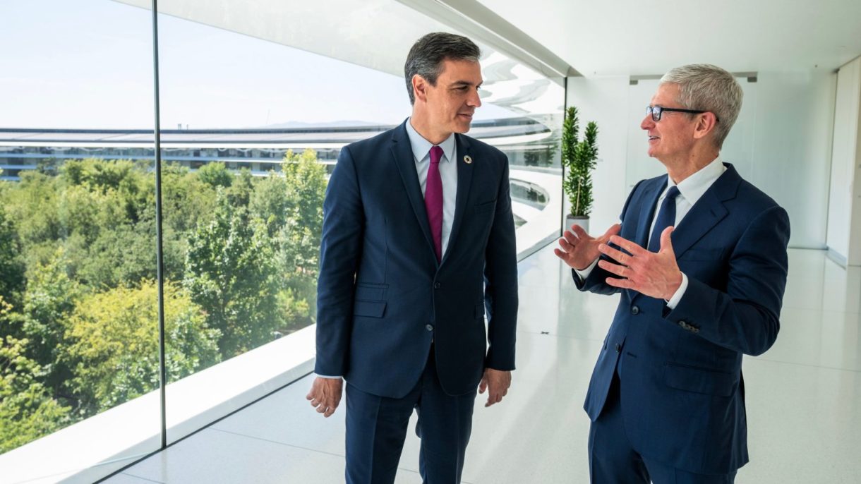 ¿De qué hablaron Pedro Sánchez y Tim Cook durante su reunión en el Apple Park ?