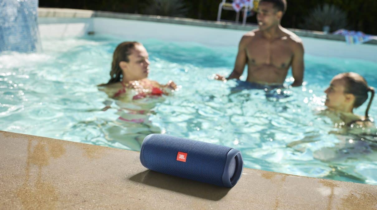 Los mejores altavoces bluetooth para iPhone en verano: resistencia y calidad para la playa y la piscina
