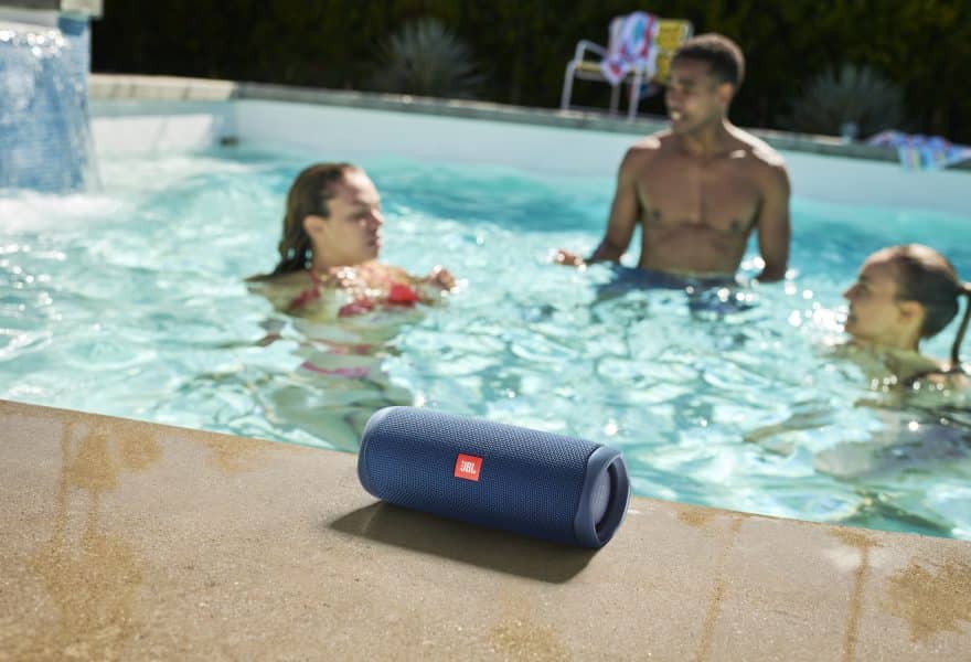 Los mejores altavoces bluetooth para iPhone en verano: resistencia y calidad para la playa y la piscina