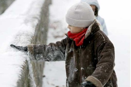 Disfrutar con los niños en la nieve