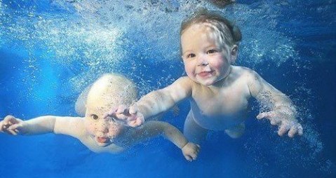 El encuentro del bebé con la piscina