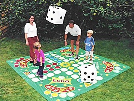 Un parchís gigante para jugar con los niños al aire libre