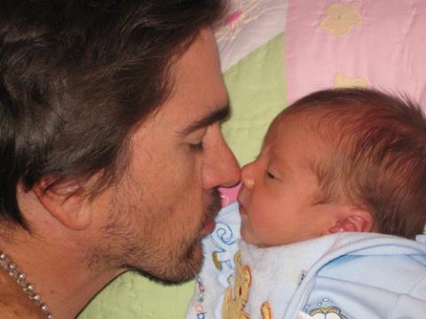 El cantante Juanes presenta a su hijo recién nacido