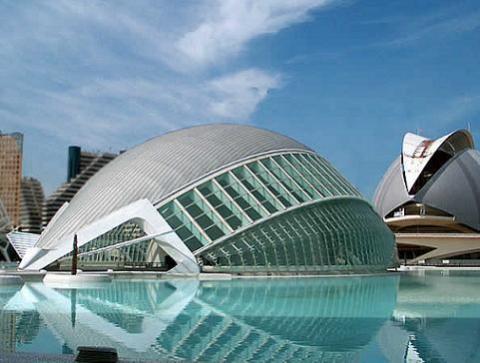 Valencia con niños en el puente de la Hispanidad