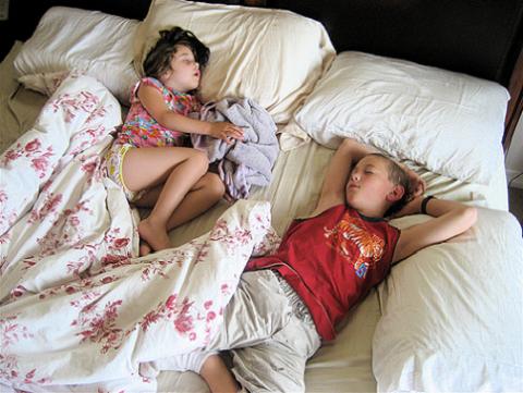 Dormir hasta tarde los fines de semana combate la obesidad infantil