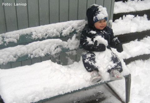 Abrigar a los niños para la nieve