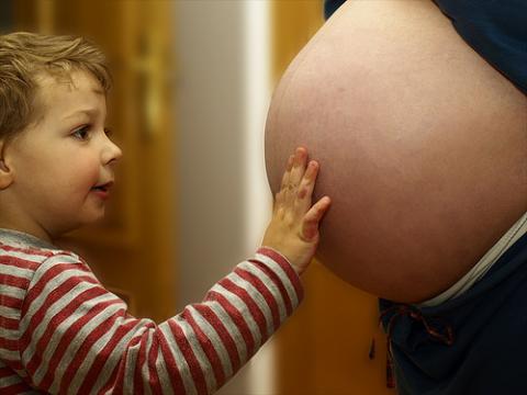 Bebés nacidos en ambientes bilingües, podrían distinguir los dos idiomas