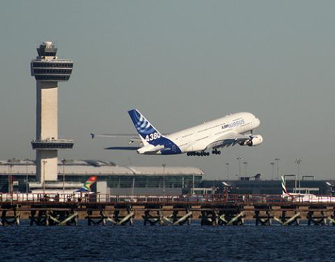 Un niño controlador aéreo por un rato