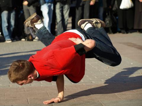 Breakdance para enseñar a los niños solidaridad