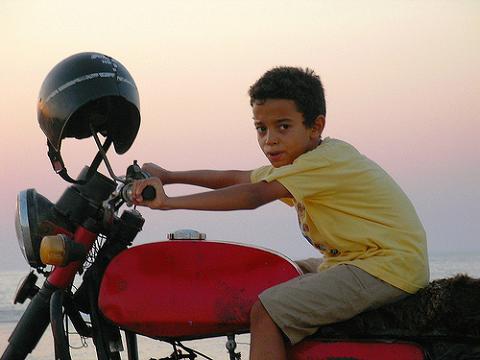 Norma para llevar a los niños en la moto