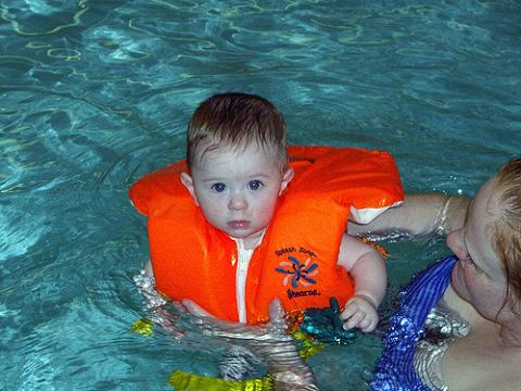 Las clases de natación pueden evitar el ahogamiento en bebés que aprenden a caminar