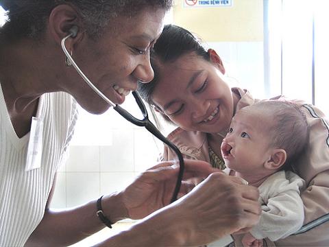 La Unión Europea quiere que los medicamentos pediátricos se prueben en niños