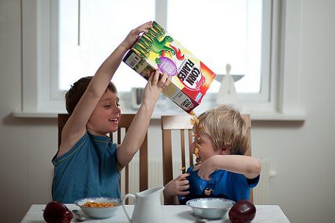 Los niños que desayunan con los padres tienen hábitos más sanos