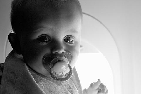 Viajar con bebés en avión: como cuidar sus oídos