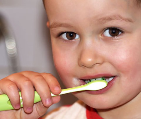 Pequeños hábitos para evitar las caries en los niños