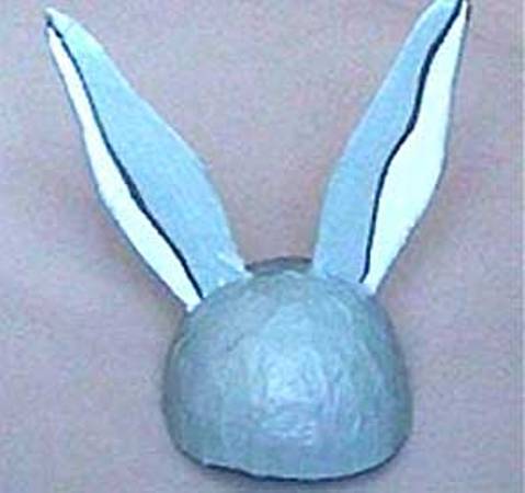 Manualidades con niños: Sombrero de conejo con papel maché