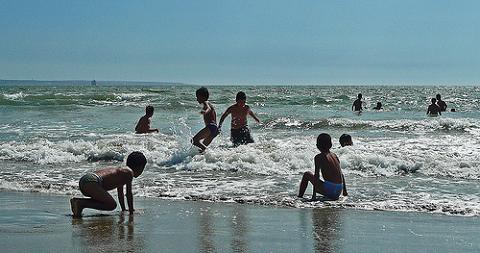 Pulseras para identificar a los niños en las playas de Vigo