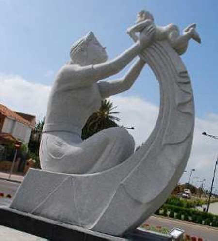 Escultura homenaje a la maternidad con tintes políticos