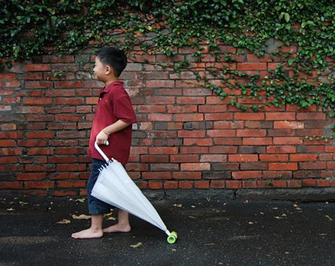 Paraguas con ruedas para los niños