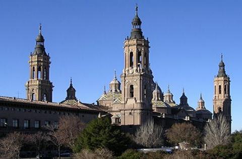 Los niños llevan flores a la virgen del Pilar