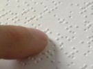 A golpe de dedo, un taller familiar para aprender el alfabeto Braille