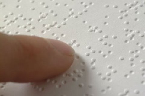 A golpe de dedo, un taller familiar para aprender el alfabeto Braille