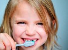 Enseñar a los niños a cepillarse los dientes correctamente