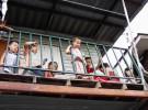 Niños solos en los balcones