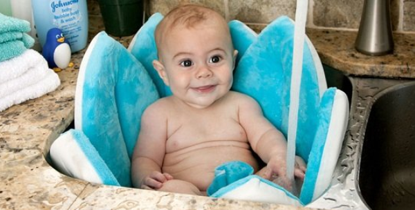 Bañar al bebé en el lavabo con Blooming Bath