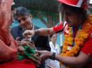 Fernando Alonso con los niños enfermos de Nueva Delhi