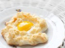 Receta para niños: Huevos en nido de queso