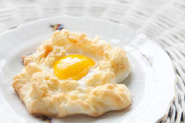 Receta para niños: Huevos en nido de queso